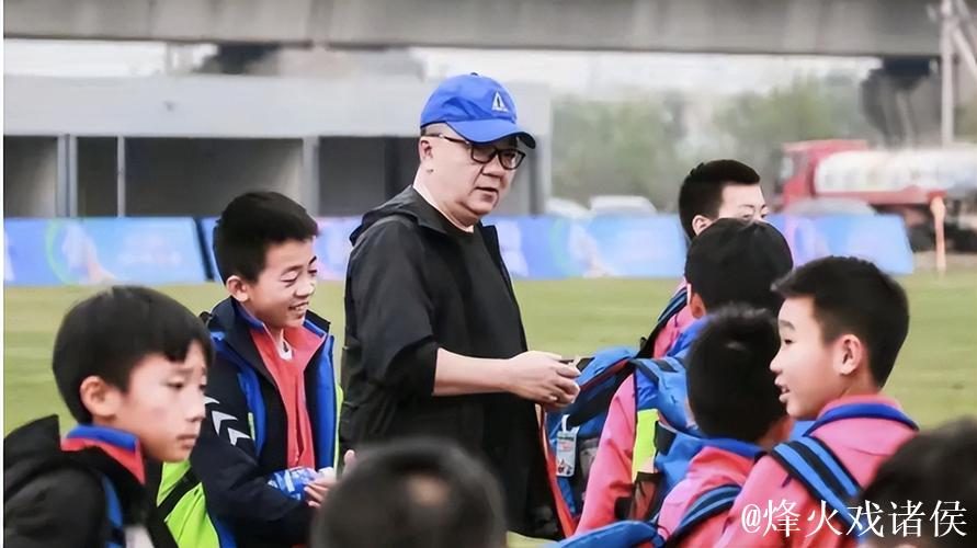 董路高调称青训不为赚钱,愿意无偿送足球小将,引发圈内持续讨论 董路高调称青训不为赚钱,愿意无偿送足球小将,引发圈内持续讨论